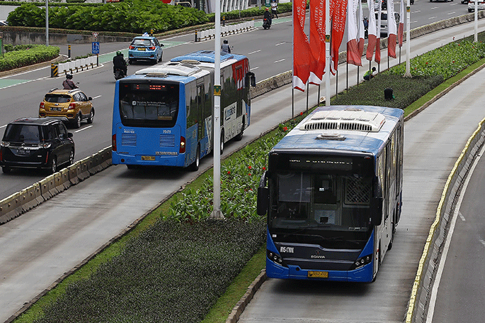 Bus Transjakarta melintas di Jalan Sudirman, Jakarta, Jumat (3/2/2023).