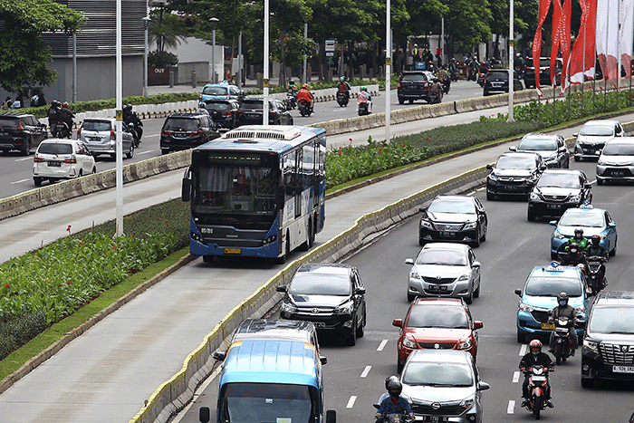 Bus Transjakarta melintas di Jalan Sudirman, Jakarta, Jumat (3/2/2023).