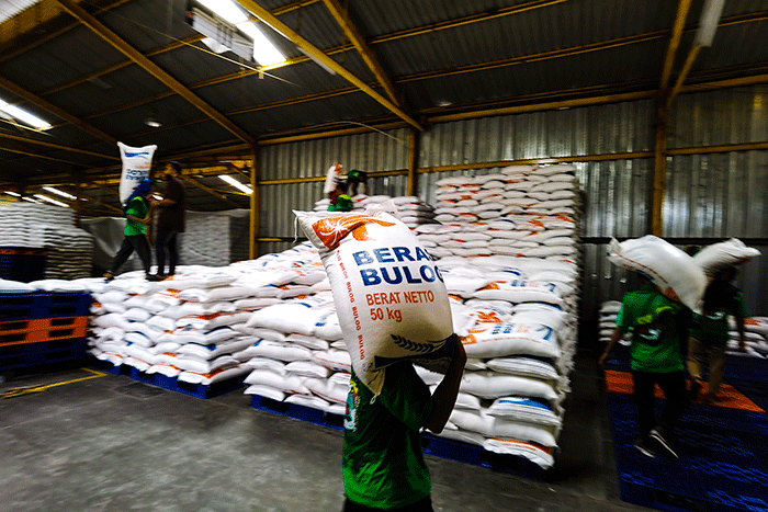 Direktur Utama Perum Bulog Budi Waseso saat Pemantauan Stabilisasi Pasokan dan Harga Pangan (SPHP) Beras di Gudang Beras PIBC, Jumat (3/2/2023).