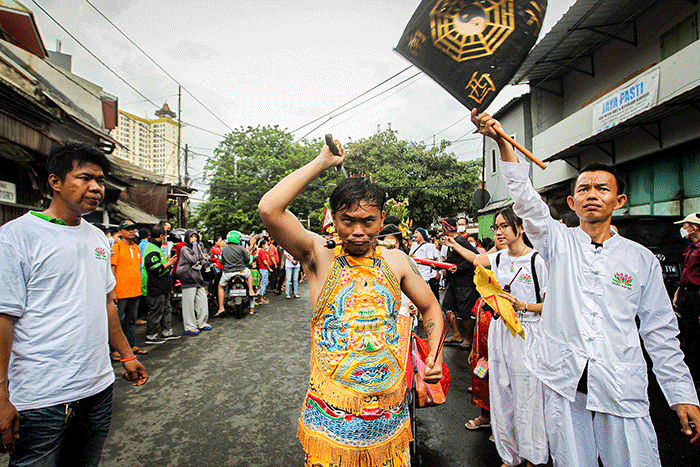 Seorang Tatung (dukun Tionghoa yang kerasukan arwah leluhur) turun kejalan mengikuti kirab dalam perayaan Cap Go Meh di Glodok, Jakarta Barat.