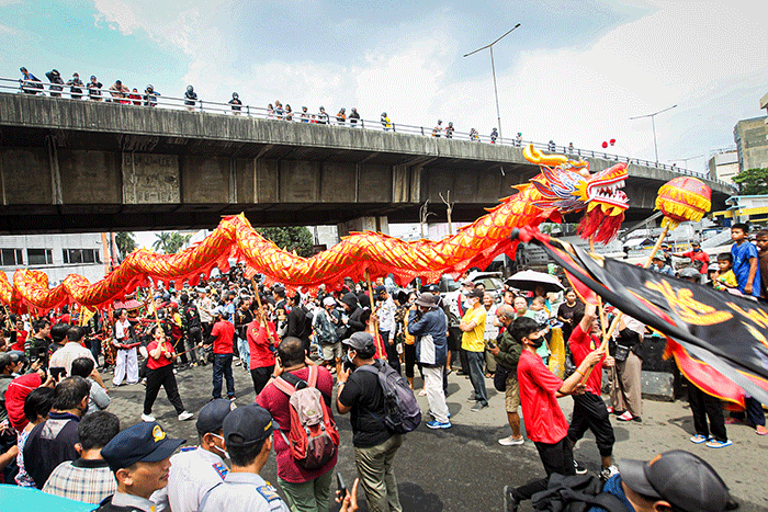 Seorang Tatung (dukun Tionghoa yang kerasukan arwah leluhur) turun kejalan mengikuti kirab dalam perayaan Cap Go Meh di Glodok, Jakarta Barat.