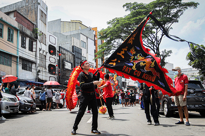 Seorang Tatung (dukun Tionghoa yang kerasukan arwah leluhur) turun kejalan mengikuti kirab dalam perayaan Cap Go Meh di Glodok, Jakarta Barat.