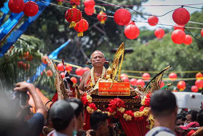 Seorang Tatung (dukun Tionghoa yang kerasukan arwah leluhur) turun kejalan mengikuti kirab dalam perayaan Cap Go Meh di Glodok, Jakarta Barat.