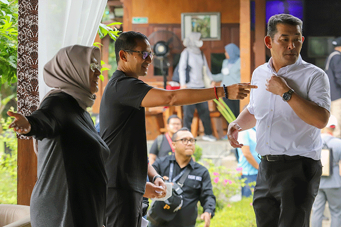 Menparekraf Sandiaga Uno (tengah) bersama tamu undangan dan delegasi ASEAN Tourism Forum (ATF) 2023 saat sesi foto di Candi Borobudur, Magelang.