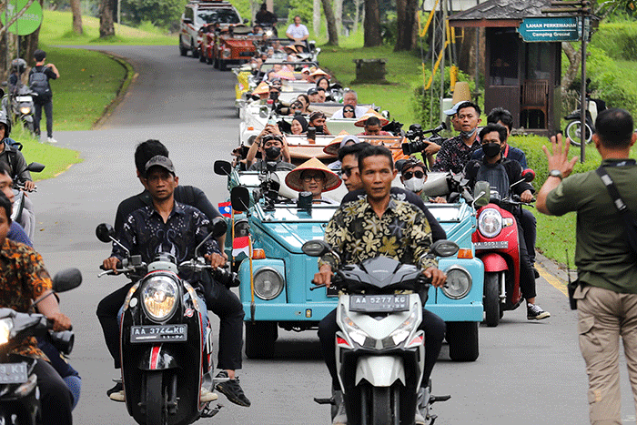 Menparekraf Sandiaga Uno (tengah) bersama tamu undangan dan delegasi ASEAN Tourism Forum (ATF) 2023 saat sesi foto di Candi Borobudur, Magelang.