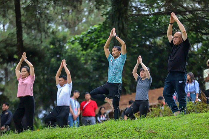 Menteri Pariwisata dan Ekonomi Kreatif (Menparekraf) Sandiaga Uno bersama delegasi ASEAN Tourism Forum melakukan Yoga di kawasan Bukit Dagi, Magelang.