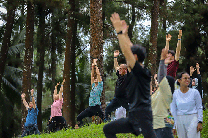 Menteri Pariwisata dan Ekonomi Kreatif (Menparekraf) Sandiaga Uno bersama delegasi ASEAN Tourism Forum melakukan Yoga di kawasan Bukit Dagi, Magelang.