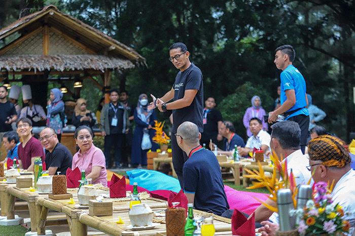 Menteri Pariwisata dan Ekonomi Kreatif (Menparekraf) Sandiaga Uno bersama delegasi ASEAN Tourism Forum melakukan Yoga di kawasan Bukit Dagi, Magelang.