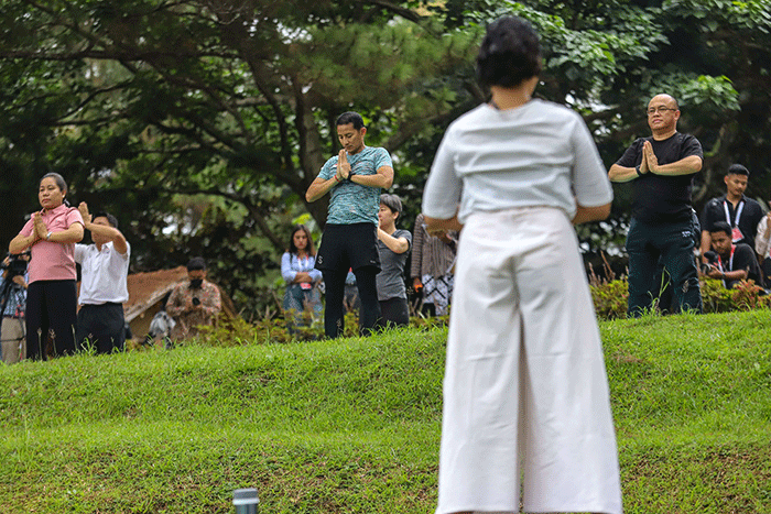 Menteri Pariwisata dan Ekonomi Kreatif (Menparekraf) Sandiaga Uno bersama delegasi ASEAN Tourism Forum melakukan Yoga di kawasan Bukit Dagi, Magelang.