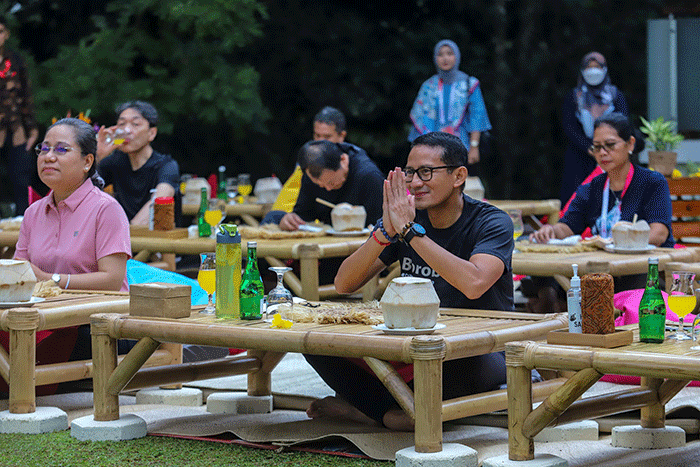 Menteri Pariwisata dan Ekonomi Kreatif (Menparekraf) Sandiaga Uno bersama delegasi ASEAN Tourism Forum melakukan Yoga di kawasan Bukit Dagi, Magelang.