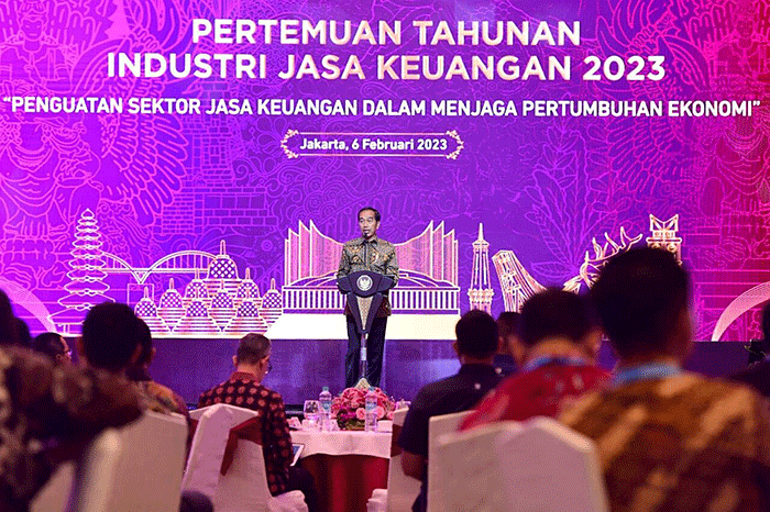 Presiden Joko Widodo memberikan sambutannya saat menghadiri Pertemuan Tahunan Industri Jasa Keuangan (PTIJK) Tahun 2023 di Hotel Shangri-La, Jakarta.