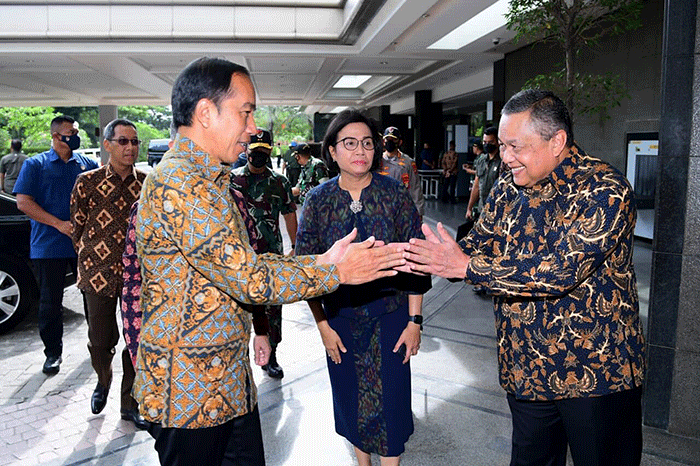 Presiden Joko Widodo memberikan sambutannya saat menghadiri Pertemuan Tahunan Industri Jasa Keuangan (PTIJK) Tahun 2023 di Hotel Shangri-La, Jakarta.