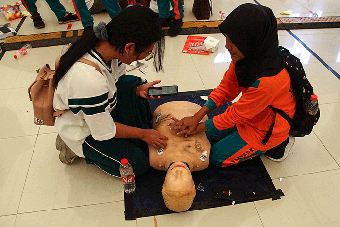Sebanyak 3053 pelajar hadir mengikuti pelatihan bantuan hidup dasar dan pemecahan rekor MURI 6.000 telapak tangan anak Indonesia untuk kehidupan.