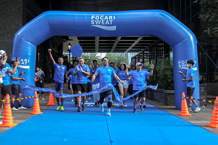 Gubernur Jawa Barat Ridwan Kamil (tengah) saat mencapai garis finish dalam acara Morning Run 5K Pocari Sweat di kawasan SCBD, Jakarta, Minggu (5/2/2023).
