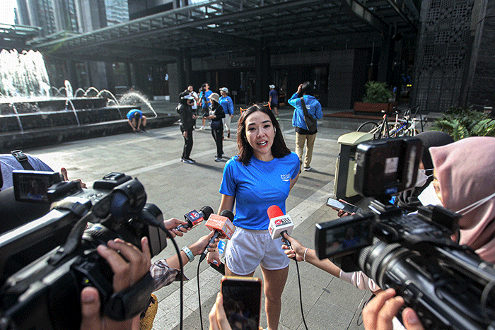 Gubernur Jawa Barat Ridwan Kamil (tengah) saat mencapai garis finish dalam acara Morning Run 5K Pocari Sweat di kawasan SCBD, Jakarta, Minggu (5/2/2023).