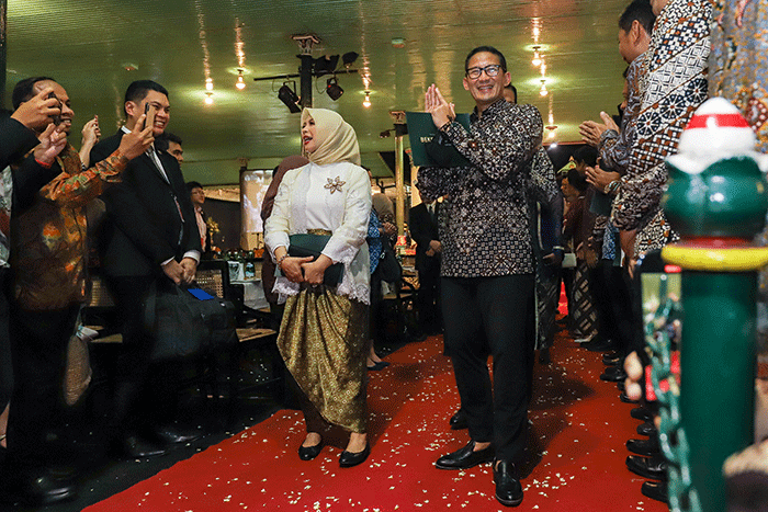 Menparekraf Sandiaga Salahuddin Uno dan Sultan Yogyakarta, Sri Sultan Hamengkubuwono X saat sesi foto bersama dengan para tamu serta delegasi ATF 2023.