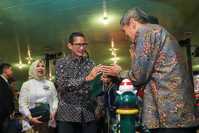 Menparekraf Sandiaga Salahuddin Uno dan Sultan Yogyakarta, Sri Sultan Hamengkubuwono X saat sesi foto bersama dengan para tamu serta delegasi ATF 2023.