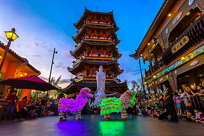 Pengunjung memadati Festival Cap Go Meh di Pantjoran PIK, Jakarta, Minggu (5/2/2023).