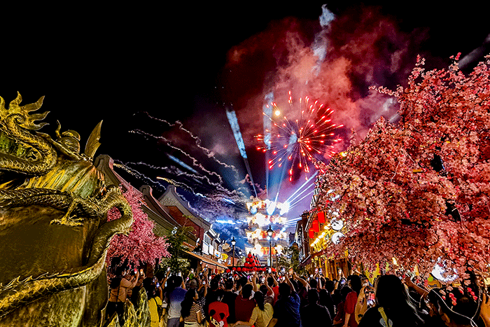 Pengunjung memadati Festival Cap Go Meh di Pantjoran PIK, Jakarta, Minggu (5/2/2023).