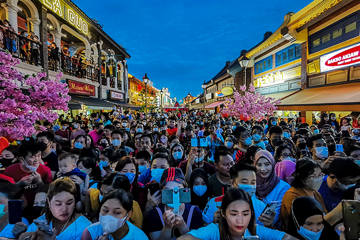 Pengunjung memadati Festival Cap Go Meh di Pantjoran PIK, Jakarta, Minggu (5/2/2023).