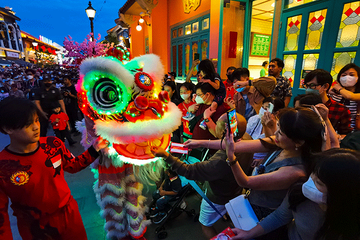 Pengunjung memadati Festival Cap Go Meh di Pantjoran PIK, Jakarta, Minggu (5/2/2023).