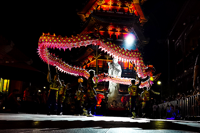 Pengunjung memadati Festival Cap Go Meh di Pantjoran PIK, Jakarta, Minggu (5/2/2023).