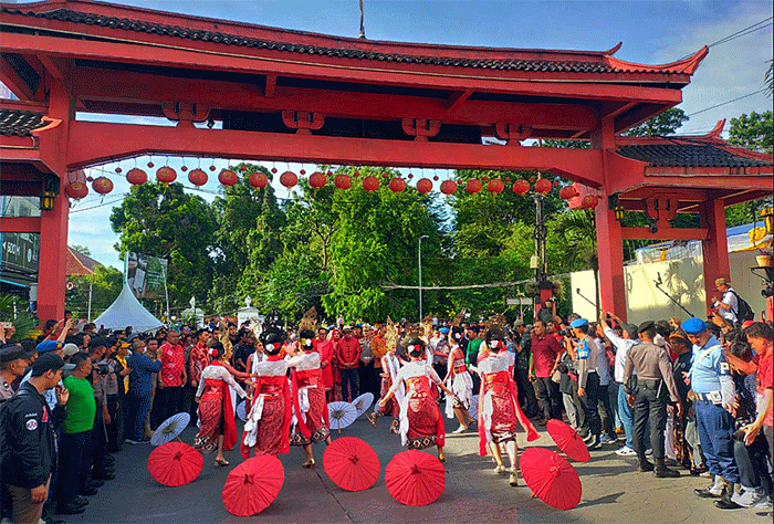 Wamenparekraf Angela Tanoesoedibjo menghadiri Bogor Street Festival Cap Go Meh 2023 di Jalan Suryakencana, Kota Bogor, Jawa Barat, Minggu (5/2/2023).