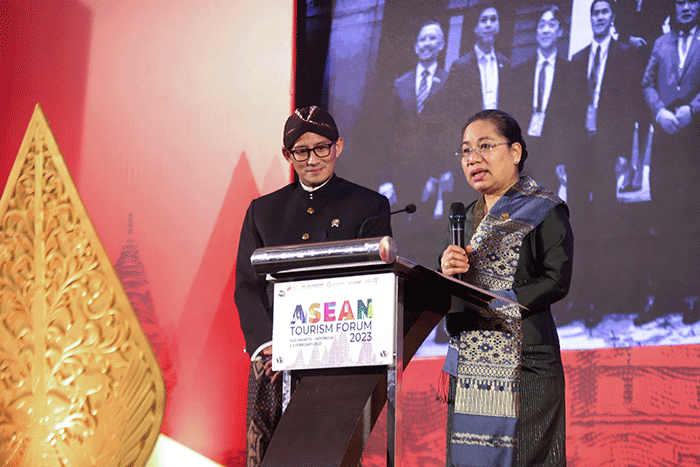 Menparekraf Sandiaga Uno menyerahkan palu Keketuaan ASEAN Tourism Forum (ATF) kepada Minister of Culture, Information, and Tourism Laos Suanesavanh Vignaket.