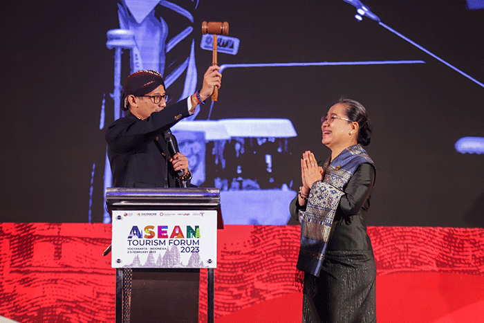 Menparekraf Sandiaga Uno menyerahkan palu Keketuaan ASEAN Tourism Forum (ATF) kepada Minister of Culture, Information, and Tourism Laos Suanesavanh Vignaket.