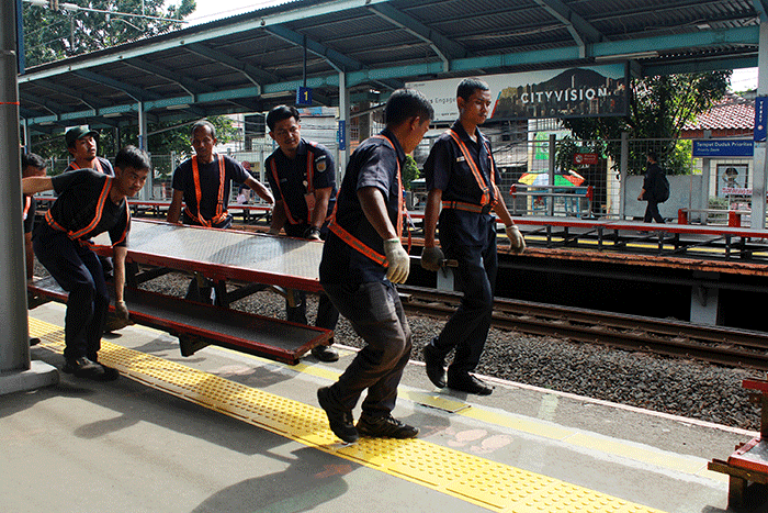Sejumlah pekerja memasang tangga untuk pengguna KRL di Stasiun Tebet, Jakarta Selatan, Senin (6/2/2023).