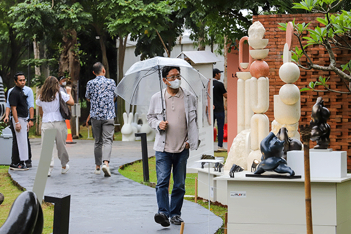 Pengunjung melihat karya seni yang ditampilkan dalam pameran Art Jakarta Gardens 2023 di Hutan Kota by Plataran, Senayan, Jakarta Pusat, Selasa (7/2/2023).