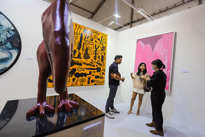 Pengunjung melihat karya seni yang ditampilkan dalam pameran Art Jakarta Gardens 2023 di Hutan Kota by Plataran, Senayan, Jakarta Pusat, Selasa (7/2/2023).