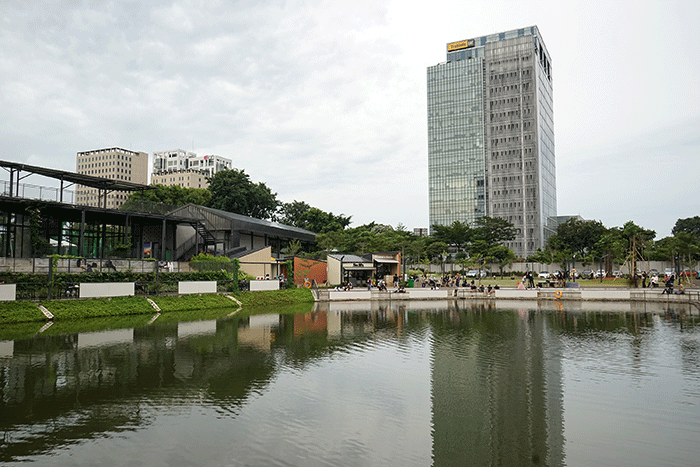 Warga mengunjungi ruang terbuka hijau di Cibis Park, Jakarta Selatan, Rabu (8/2/2023).