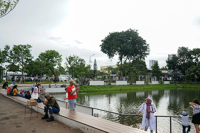 Warga mengunjungi ruang terbuka hijau di Cibis Park, Jakarta Selatan, Rabu (8/2/2023).