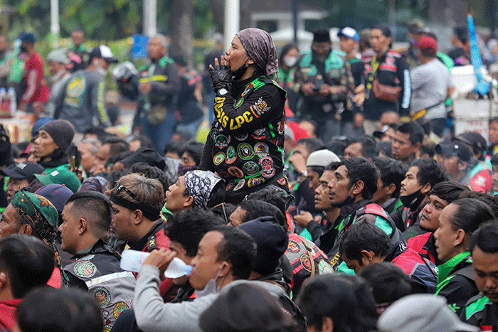 Massa aksi dari pengemudi (driver) ojek online (ojol) melakukan unjuk rasa di depan Gedung Balai Kota DKI Jakarta, Rabu (8/2/2023).