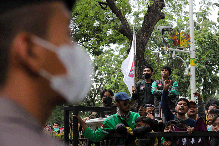 Massa aksi dari pengemudi (driver) ojek online (ojol) melakukan unjuk rasa di depan Gedung Balai Kota DKI Jakarta, Rabu (8/2/2023).