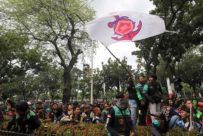Massa aksi dari pengemudi (driver) ojek online (ojol) melakukan unjuk rasa di depan Gedung Balai Kota DKI Jakarta, Rabu (8/2/2023).