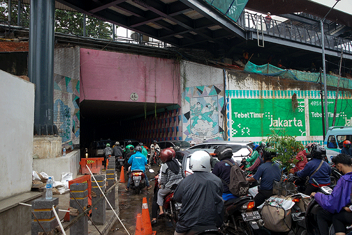 Pekerja menyelesaikan jembatan penghubung Stasiun Cawang ke halte Transjakarta, Selasa (7/2/2023).