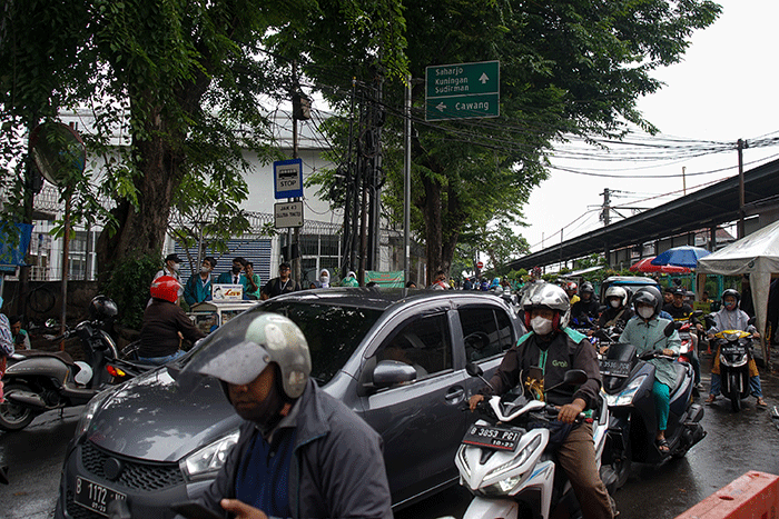 Pekerja menyelesaikan jembatan penghubung Stasiun Cawang ke halte Transjakarta, Selasa (7/2/2023).