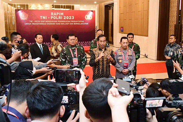 Presiden Joko Widodo memberikan arahan dalam Rapat Pimpinan (Rapim) TNI dan Polri Tahun 2023 di The Sultan Hotel, Jakarta, Rabu (8/2/2023).