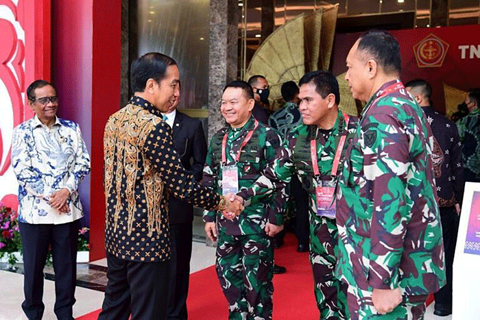 Presiden Joko Widodo memberikan arahan dalam Rapat Pimpinan (Rapim) TNI dan Polri Tahun 2023 di The Sultan Hotel, Jakarta, Rabu (8/2/2023).