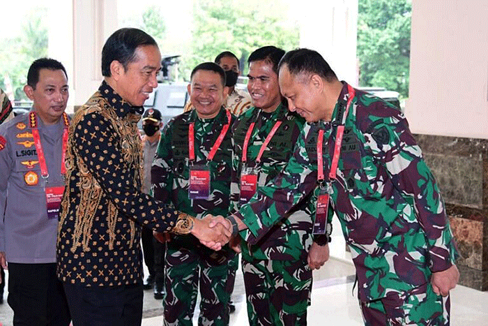 Presiden Joko Widodo memberikan arahan dalam Rapat Pimpinan (Rapim) TNI dan Polri Tahun 2023 di The Sultan Hotel, Jakarta, Rabu (8/2/2023).
