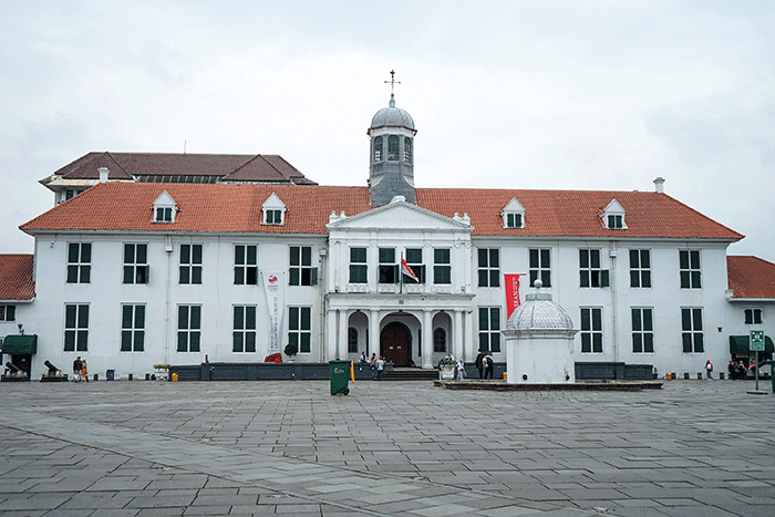 Warga berjalan di trotoar di kawasan wisata Kota Tua, Jakarta, Selasa (7/2/2023).