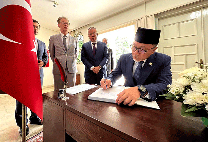 Menteri Perdagangan Zulkifli Hasan saat menyambangi kantor kedutaan besar Turki di Jakarta, Rabu (8/2/2023).