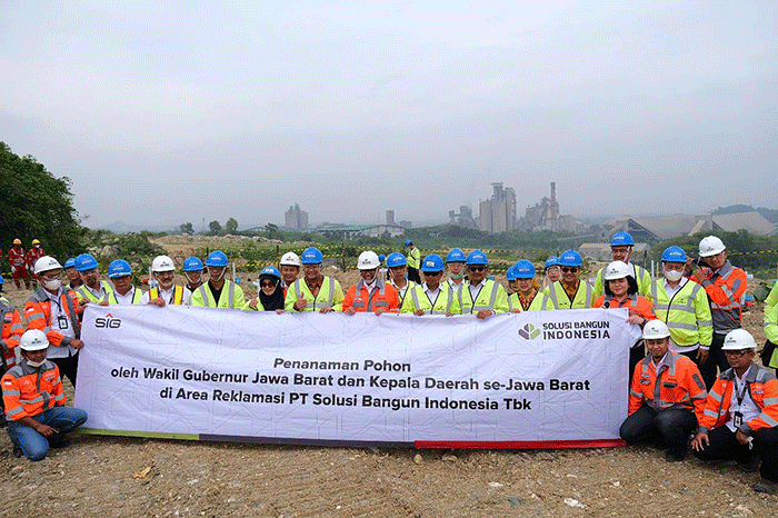 Wakil Gubernur Jawa Barat, Uu Ruzhanul Ulum (kiri) didampingi Direktur Manufacturing SBI, Soni Asrul Sani (kanan) saat menanam pohon jati salomon.