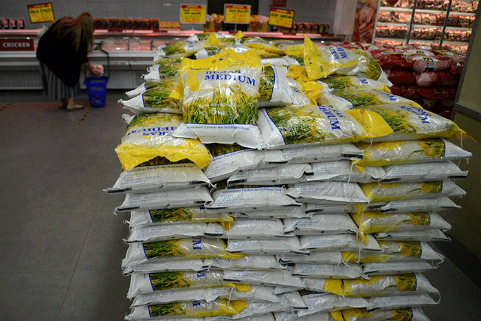 Karyawan menata beras Bulog untuk Retail di Hypermart Puri Indah, Jakarta, Rabu (8/2/2023).