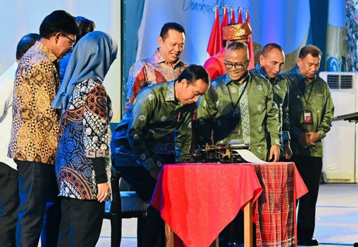 Presiden Joko Widodo memberikan sambutannya pada Puncak Peringatan Hari Pers Nasional Tahun 2023 di Gedung Serbaguna Pemerintah Provinsi Sumatra Utara.