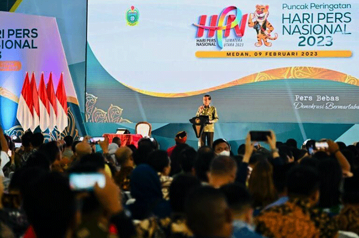 Presiden Joko Widodo memberikan sambutannya pada Puncak Peringatan Hari Pers Nasional Tahun 2023 di Gedung Serbaguna Pemerintah Provinsi Sumatra Utara.