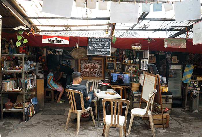 Kampoeng Gallery ini adalah tempat nongkrong atau cafe yang sangat kental dengan seni dan berlokasi di Kebayoran Lama, Jakarta Selatan.