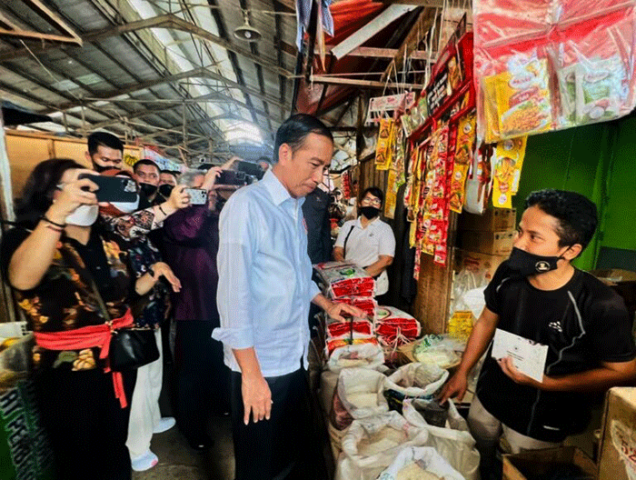 Presiden Joko Widodo dan Iriana Joko Widodo meninjau Pasar Bakti, Kota Medan, Sumatra Utara, Kamis (9/2/2023).